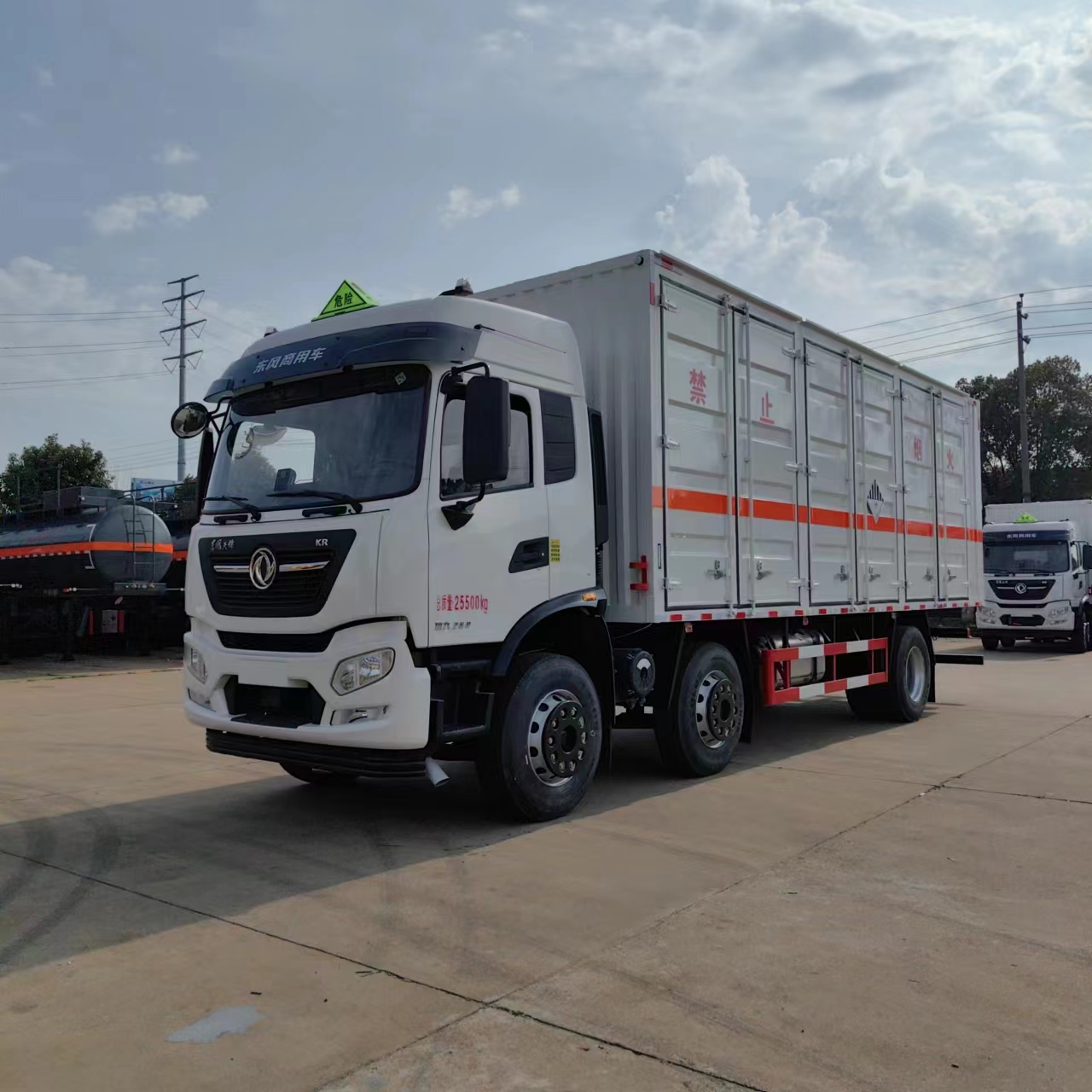 東風天錦小三軸9米6雜項15噸危險品車